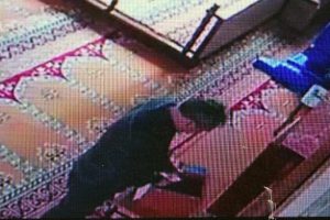 Namaz kılmak i&ccedil;in geldi, vazge&ccedil;ip sadaka kutusundaki paraları &ccedil;aldı!