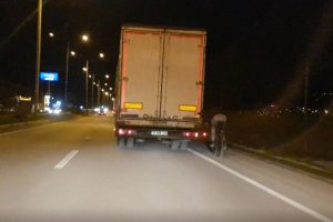 Bisikletli, trafikte &ouml;l&uuml;me davetiye &ccedil;ıkarttı!