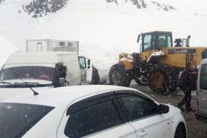Karda kayan TIR, Katapet Ge&ccedil;idi'nde yolu kapattı