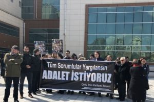Tren faciasında hayatını kaybedenlerin yakınları, 'sessizlik' eylemi yaptı