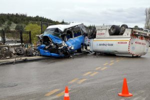 Freni boşalan tanker &ouml;nce otomobile ardından minib&uuml;se &ccedil;arptı