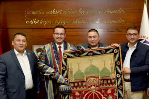 Bursa'nın Mustafakemalpaşa Belediye Başkanı Kanar'a anlamlı hediye