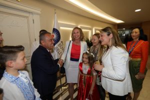 D&uuml;nya &ccedil;ocukları, Antalya B&uuml;y&uuml;kşehir Belediyesi'ni ziyaret etti
