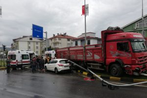 Kamyonun &ccedil;arptığı direkten d&uuml;şen bayrağı, polis memuru aldı