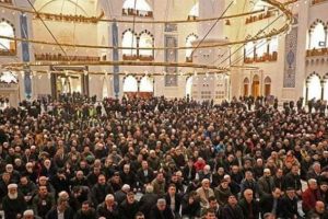 Binlerce M&uuml;sl&uuml;man &Ccedil;amlıca Camii'ne akın etti
