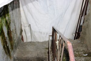 Yıkılma tehlikesi bulunan binada &ouml;l&uuml;m&uuml; bekliyorlar