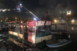 Haliç'te kafe olarak kullanılan 2 teknede yangın