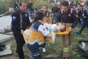 Bebeğinin arkasından kuyuya atladı!
