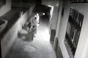 2 dakikada demir makaslı motosiklet &ccedil;aldılar!