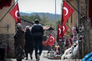 Ş&uuml;heda toprağının ziyaret&ccedil;ilerini ay yıldızlı bayraklar karşılıyor