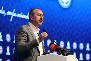 Bakan G&uuml;l: Herkes istediği sendikaya &uuml;ye olma &ouml;zg&uuml;rl&uuml;ğ&uuml;ne sahip