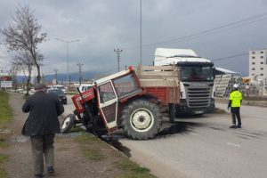 Otomobille &ccedil;arpışan trakt&ouml;r bu hale geldi