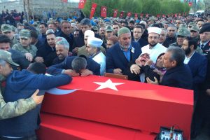 Şehit S&ouml;zleşmeli Er, g&ouml;zyaşlarıyla toprağa verildi