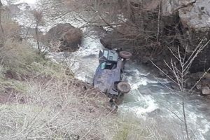 Zırhlı polis aracı dereye devrildi: Yaralılar var