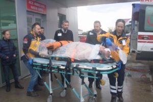 Otomobil bariyerlere &ccedil;arptı; anne &ouml;ld&uuml;, eşi ve bebeği yaralandı