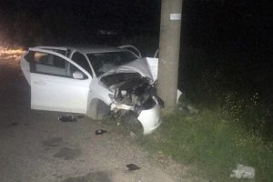 Otomobil elektrik direğine &ccedil;arptı! &Ouml;l&uuml; ve yaralılar var