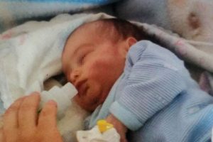 1 yıl sonra aynı acı! Annesinin elinden d&uuml;şen 25 g&uuml;nl&uuml;k bebek &ouml;ld&uuml;