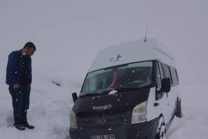 Karda mahsur kalan 13 kişi kurtarıldı