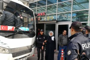 Cezaevi &ouml;n&uuml;nde toplanan g&ouml;stericilere polis m&uuml;dahalesi