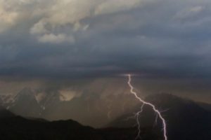 Hakkari &Ccedil;ukurca'da yıldırım d&uuml;şt&uuml;: 2 asker yaralandı