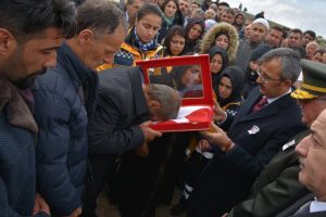 Şehit babasına Kırıkkale Valisi'nden T&uuml;rk bayrağı