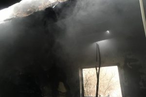 Yıldırımın isabet ettiği ev alev alev yandı