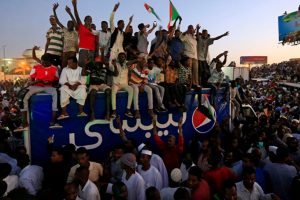 Sudan'da protestocular, Askeri Ge&ccedil;iş Konseyi ile diyaloğu kesti