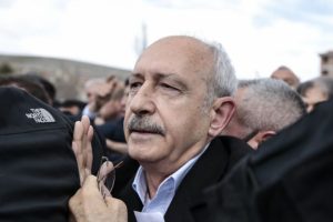 Kılı&ccedil;daroğlu'nun başdanışmanı: Saldıranlardan birisi bı&ccedil;ak salladı