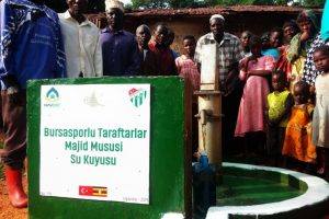 Bursaspor taraftarları Uganda'da su kuyusu a&ccedil;tırdı