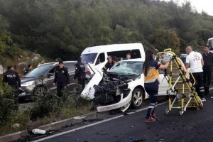 Hafif ticari ara&ccedil; ile otomobil &ccedil;arpıştı!
