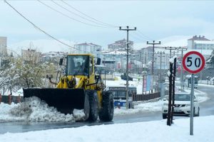 Baharda yağan kar ulaşımı aksattı