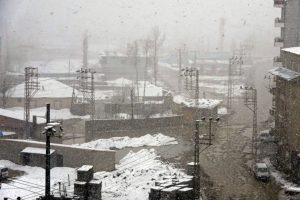Y&uuml;ksekova, kar yağışı ile beyaza b&uuml;r&uuml;nd&uuml;