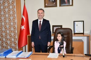 Bursa'da İneg&ouml;l Belediye Başkanı Alper Taban makamını Melis Ayt&uuml;rk'e teslim etti