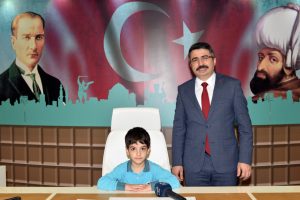Bursa'da Yıldırım Belediye Başkanı Yılmaz, koltuğunu miniklere bıraktı