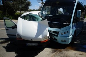 Minib&uuml;s ile otomobil &ccedil;arpıştı: 1 yaralı