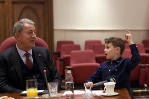 Bakan Akar'ın s&ouml;zlerine K&uuml;&ccedil;&uuml;k Talha'dan duygulandıran yanıt