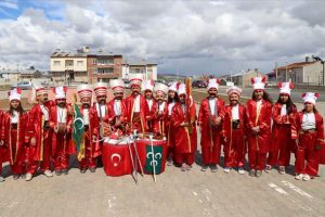 Kovadan k&ouml;s, &ccedil;antadan &ccedil;evgen yapıp mehter kurdular
