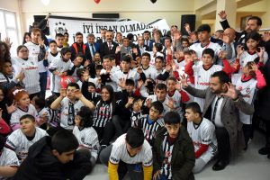 Engelli &ouml;ğrencilere Beşiktaş forması dağıtıldı