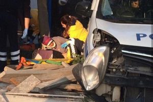 &Ouml;ğrenci servisi polis otosuyla &ccedil;arpıştı!