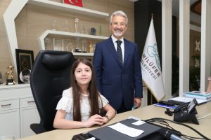 Bursa Nil&uuml;fer'de &ccedil;ocuk başkanın ilk talimatı futbol sahası oldu