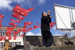 Seçim bitti, Bursa'da bayraklar müdüre kaldı