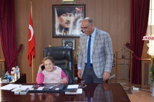&Ccedil;ocuk başkan, makama oturdu vekili aradı