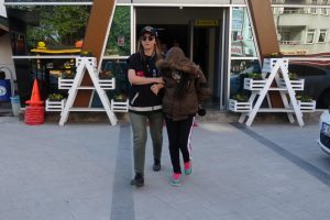 Yaşlı kadın &ccedil;ığlık attı, gasp&ccedil;ıları g&uuml;venlik&ccedil;iler yakaladı