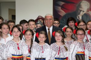G&uuml;rcistan ve Romanyalı &ouml;ğrencilerden Başkan Atay'a ziyaret