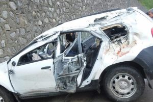 Otomobil istinat duvarına &ccedil;arptı: 2 &ouml;l&uuml;, 3 yaralı