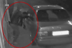 Otomobili durdurmak isterken belini kırdı