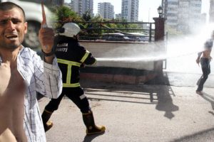 &Ouml;nce kendine kendine bı&ccedil;akla zarar verdi sonra polislere saldırdı