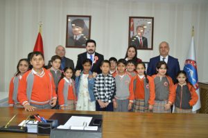 Başkanlık koltuğuna oturan Suriyeli Berivan: Kardeşlerimin ekmeğini kesme