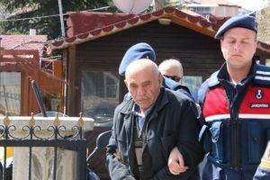 Kılı&ccedil;daroğlu'na saldıran Sarıg&uuml;n'e kelep&ccedil;e takılmasına mahalleliden tepki