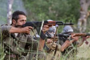 PKK'lı ter&ouml;ristlerden taciz ateşi: İki asker yaralı